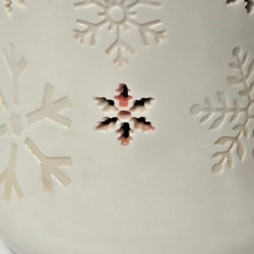 White Ceramic Snowflake Electric Wax Warmer Scalloped Holiday Fragrance Lamp